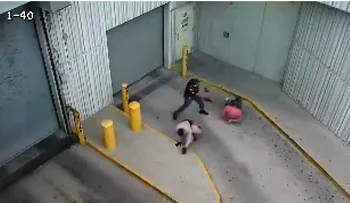 Video: Un policía de EE.UU. mata de un disparo a un detenido que estaba esposado 