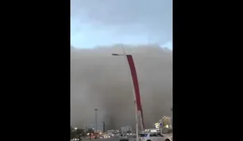 Una enorme tormenta de arena se come un pueblo saudita