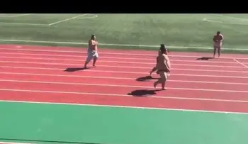 Luchadores de sumo de más de 120 kilos de peso echan una carrera mientras el público se carcajea