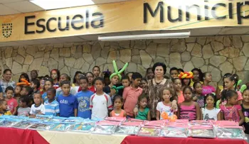 El ADN entrega útiles escolares  a niños pobres