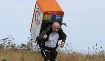 Corre a través de Gran Bretaña con un a nevera a cuestas  