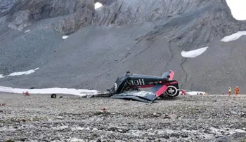 Un avión antiguo se estrella en los Alpes suizos y deja 20 muertos