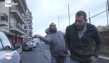 Un mafioso le da una brutal golpiza a un periodista de Italia