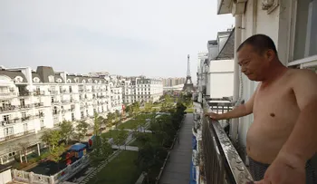 El profesor que construyó una montaña sobre la azotea de un edificio de 26 plantas