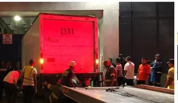 Camión choca con un carro y provoca accidente múltiple en avenida 27 de Febrero
