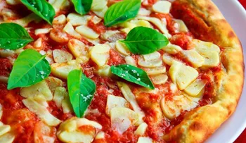 El Papa Francisco regaló pizza napolitana a los pobres