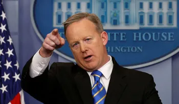 El vocero de Donald Trump vetó la entrada a nueve grandes medios a un encuentro con la prensa