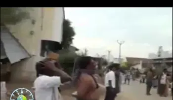 DESGARRADOR Captado en video como un hombre se electrocuta y se quema vivo