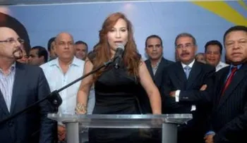 Gobernadora retira candidatura a la Alcaldía de Santiago