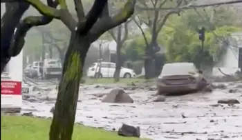 Aluvión en Las Condes arrastra vehículos y un autobús tras intensas lluvias en Santiago de Chile