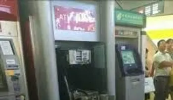 Una mujer pierde el juicio y destruye los cajeros automáticos 