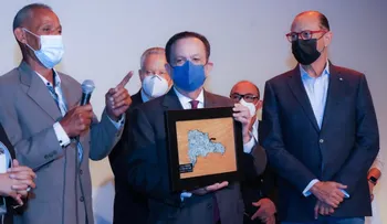 Gobernador Valdez Albizu recibe reconocimiento de artesanos