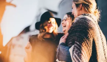 Las mujeres que hablan mucho viven por más años, según experto