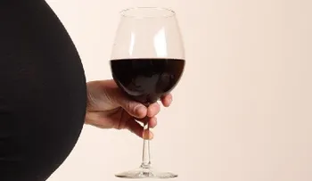 Es motivo de gran debate consumo o no de alcohol durante el embarazo