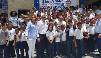 En visita pastoral, Colegio San Juan recibe a Monseñor Ozoria