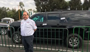 Empresario compra dos vehículos en 188.000 dólares al Gobierno de México