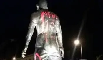 Pintan estatua de CR7 con nombre de Messi