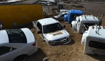 Inundación de lodo atrapa vehículos en carretera de California
