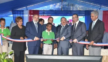 Danilo Medina entrega junto al ministro Andrés Navarro cuatro centros educativos en La Romana