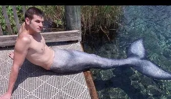 Hombre vive en el río como si fuera una Sirena (VIDEO)