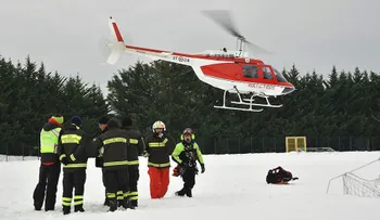 Encuentran a varias personas con vida en el lugar de la avalancha en Italia