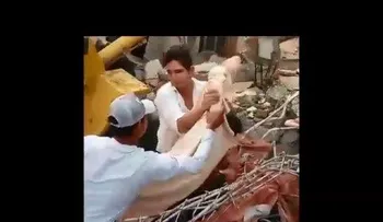 Autos y edificios tiemblan como juguete (Nuevo VIDEO terremoto en Ecuador)
