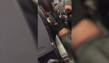 Pasajero retirado a la fuerza de un vuelo de United demanda a la aerolínea