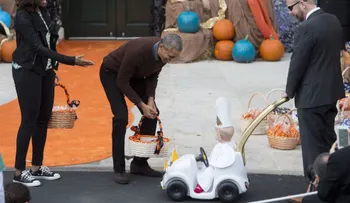 El 'papa' visita a Obama para celebrar el Halloween