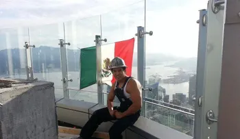 Mexicano puso una bandera de su país en lo alto de una Torre Trump en Canadá para enviarle un mensaje al magnate