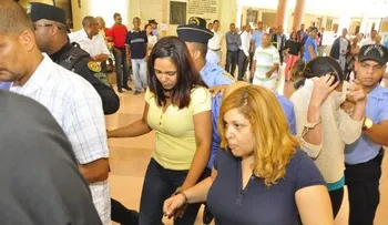 Dictan un año de coerción contra 8 empleados de Aduanas acusados de robo millonario