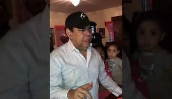 Fernando Villalona visita joven con cáncer que quería conocerlo y le da unas palabras de aliento