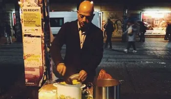 Conmueve en la red, fotografía de hombre que reparte comida entre personas sin hogar 