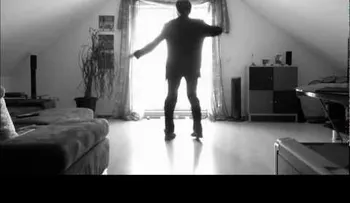 Un hombre hace unos impresionantes movimientos que tienen a todos hipnotizados