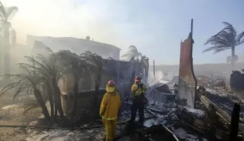 Tres muertos y más de 1,000 edificios destruidos por incendios en California