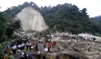 Sube a 31 la cifra de muertos y 100 desaparecidos por derrumbe de tierra en Guatemala