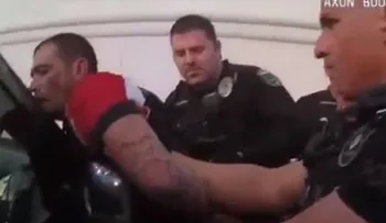 La policía le aplicó 11 descargas "taser" contra un hombre frente a su esposa y sus hijos