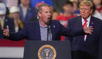 Trump vuelve a comentar el físico del senador Jon Husted y desata bromas en reunión republicana de Ohio