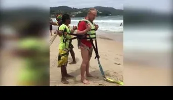 Graba la trágica muerte de su esposo cuando hacía "parasailing"