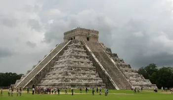 Arqueólogos descubren torre de cráneos de 500 años y otro horrible misterio azteca