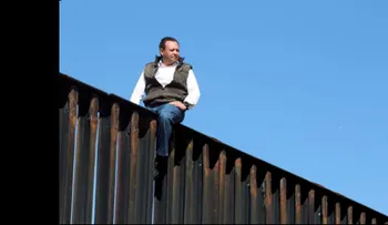 Diputado mexicano escaló el muro en la frontera para enviar un mensaje a Trump