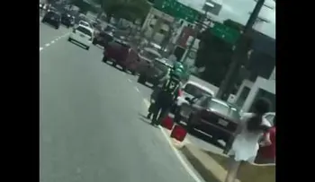 Conductor se desmaya y la yipeta baja sola por elevado y choca