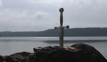 Niña halla una espada en el lago donde el rey Arturo lanzó su legendaria arma