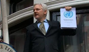 Un tribunal sueco mantiene la orden de arresto contra Assange