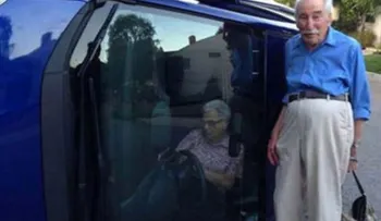 Foto de abuelita atrapada en su auto volcado causa revuelo en la web