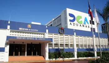 Descargan exempleados de Aduana acusado de apropiarse de dinero que trajo una â??mulaâ?