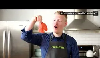 El frota un tomate crudo sobre un rallador de queso.... (VIDEO)