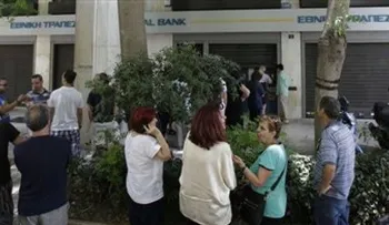 Grecia cierra bancos e impone controles a retiros de dinero 