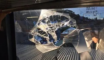 Un dron descontrolado rompe su ventana y casi lo descalabra