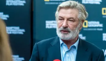 La Fiscalía estadounidense rebaja los cargos contra Alec Baldwin