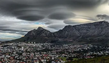 Inusuales nubes adornan los cielos de Ciudad del Cabo